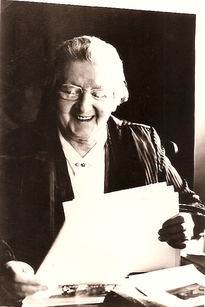 Isabelle Rivière âgée à son bureau